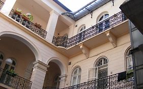 Yolo Hostel